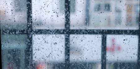 双层玻璃中间脏怎么办 家里玻璃总是脏兮兮？几招让它变明亮！