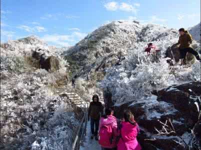 冬天去哪里看雪 冬天看雪去哪里 深圳附近竟然有一条500米长、80°陡的天梯，冬天还能看雪！
