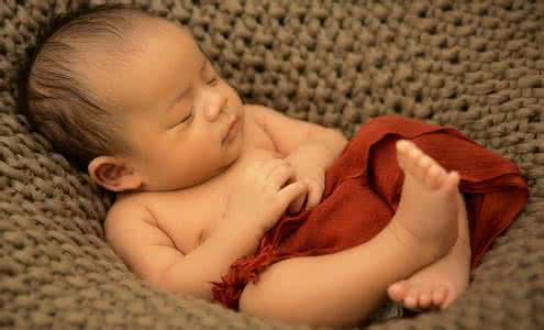 宝宝夜里睡眠不好 宝宝夜里睡眠不好 二十多天的宝宝睡眠不好怎么办能缓解？