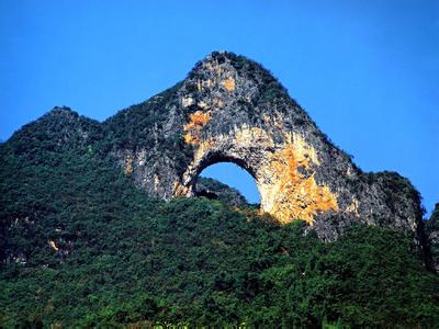 阳朔月亮山 鬼斧神工--阳朔月亮山（旅游览胜）