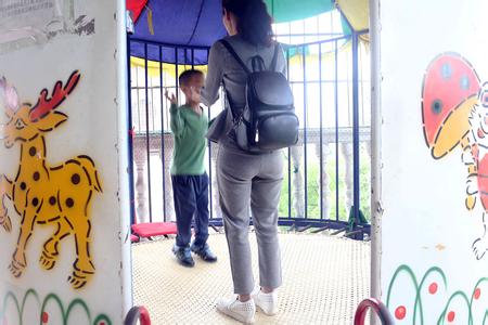 孩子门牙碰掉赔偿标准 “中国式陪读”别“赔”掉孩子的未来