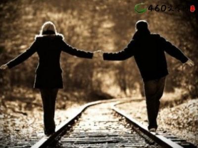 为了她多少年 他为了她当了N年的狗，当她哭着脱下自己的衣服要他爱她的时候，他把自己的衣服披在她身上转身离开!