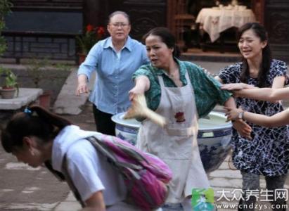 夫妻野外求生遇到贝爷 每对夫妻都会遇到5个“第一次” 2
