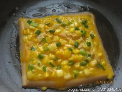 香葱鸡蛋饼 火腿肠鸡蛋饼的做法 火腿肠葱香玉米鸡蛋饼的做法