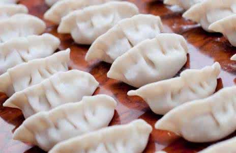 冬至吃饺子的由来 冬至吃饺子的由来 冬至为什么要吃饺子？冬至饺子说法的由来
