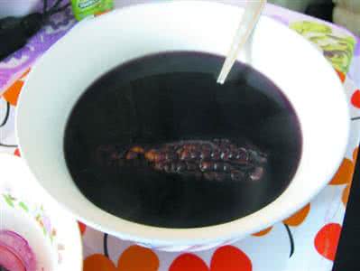 煮熟的玉米变黑 玉米没煮熟能吃吗 黑玉米煮熟后水变黑 安全吗？