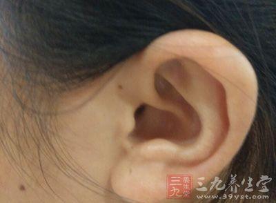 耳朵流血流脓怎么办 流脓流血久治不愈 智障女子耳朵里竟有12条蛆虫
