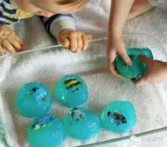 热水放冰箱会怎么样 她把水、花、玩具…放进冰箱里,神奇的事情发生了~