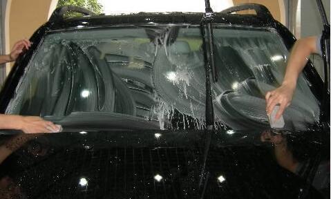 汽车挡风玻璃如何清洗 挡风玻璃清洗方法 汽车挡风玻璃如何清洗