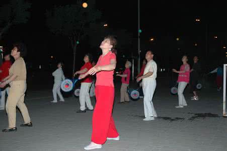 晨练好还是晚上锻炼好 晨练好还是晚上锻炼好 晨练好还是晚练好 可不是你想的那样哦