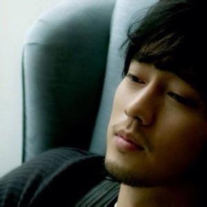 男人不该让女人流泪 让女人流泪的男人 .是不值爱的!
