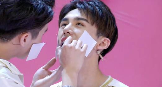 小鲜肉拿走不谢 小鲜肉拿走不谢 教你如何调戏男朋友！拿走不谢~