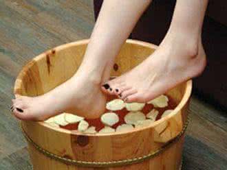 糖尿病家庭调养糖友圈 泡脚可以治疗糖尿病 糖友秋冬怎么泡脚