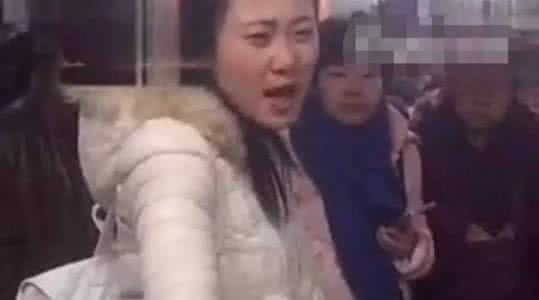 女孩怒斥医院票贩子 女子怒斥票贩子、医院和保安同流合污“这是北京，首都啊！”
