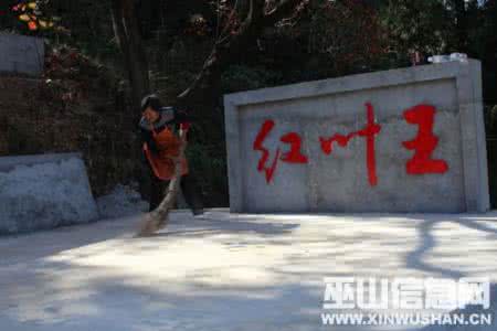 门里站着一个人打一字 一个人站在树下打一字 门里站着一个人(打一字)