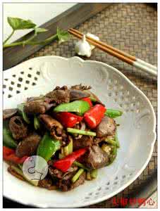 尖椒小炒肉 家里人最喜欢的小炒——尖椒炒鸭心 。。。。。。