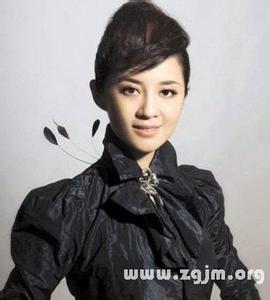 梦见穿红衣服陌生女子 梦见陌生女子 梦见穿黑衣服的陌生女子