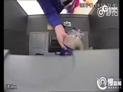 吉约姆.卡内 吉约姆.卡内 女子ATM机取钱弯腰捡20元 卡内被转走1900元