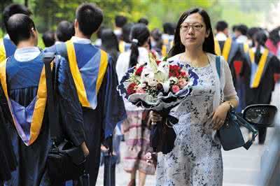 清华大学校长 清华研究生夫妻抱女儿毕业 获校长“特别”介绍