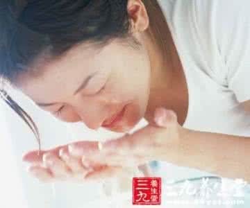 含氟牙膏的利弊 牙膏可以洗脸吗 牙膏洗脸的利与弊。牙膏能洗脸吗？
