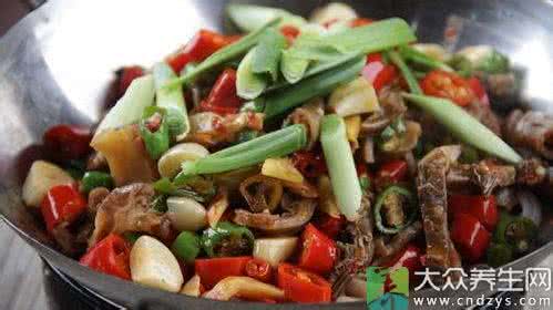 炒菜后不刷锅接着炒?这些炒菜习惯不太好