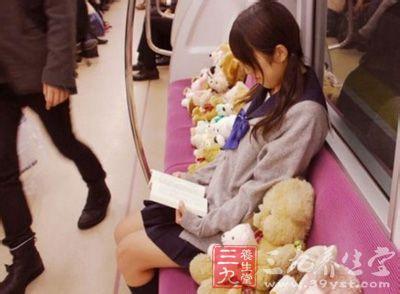 北京地铁男子拿包占座 盘点世界地铁奇葩 日本女学生竟这样占座