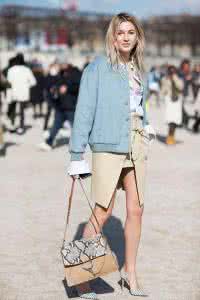 静谧蓝搭配 今天穿什么：静谧蓝搭配起来很温柔