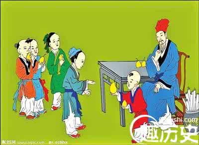 孔融让梨 曹操为何要杀害让梨的孔融？