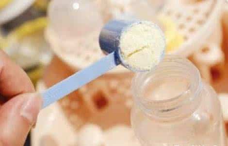 一勺奶粉多少克 每次多加一勺奶粉，险让新生宝宝“肠坏死”！