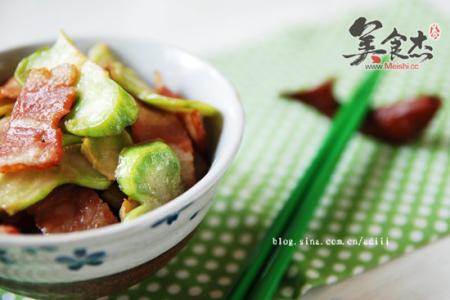 西蓝花 培根 西蓝花梗炒培根的做法