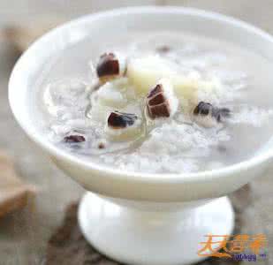 肠胃不好煲什么粥养胃 冬季老人肠胃不好喝什么粥最养胃？黑豆羊肉粥最滋补