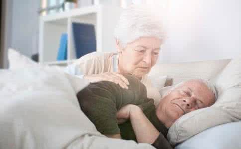 老人失眠的治疗方法 老人失眠的情形及解决方法