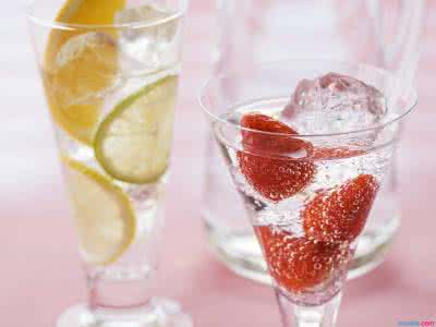 苏打水的作用与好处 苏打水的作用与好处 水枕头的好处及作用