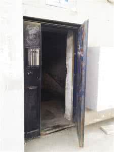 那门是窄的 路是小的 什么门永远关不上? 什么路最窄?
