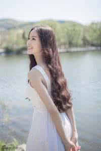 留长发齐腰的男人女装 美文雅句:是谁说过,待我长发齐腰,娶你可好?如今,我长发飘飘,早已齐腰,你在何方?