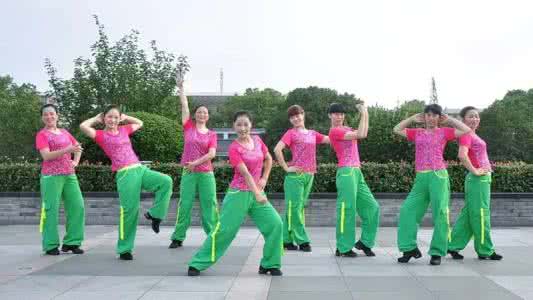 动动广场舞丽江恋 动动广场舞 流行风舞蹈丽江恋动作教学视频