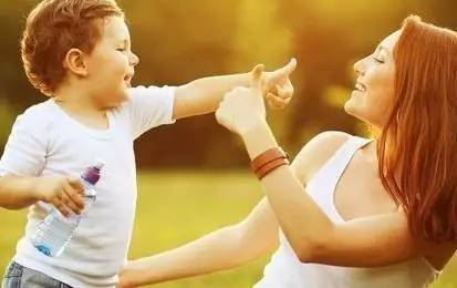 父母太多干预孩子生活 生活中父母如何给孩子一些赞美