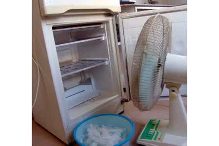 冰箱除霜小窍门放热水 热水除霜 只用一招！用热水就能轻松给冰箱除霜