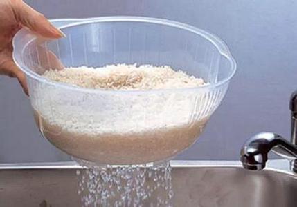 淘米水的药用价值 淘米水倒掉可惜！它的药用价值谁都不知