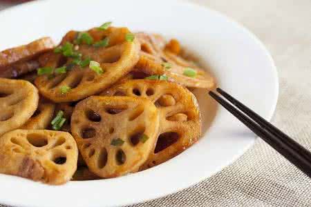 糖醋藕片的做法 藕不变黑有妙招－－糖醋藕片