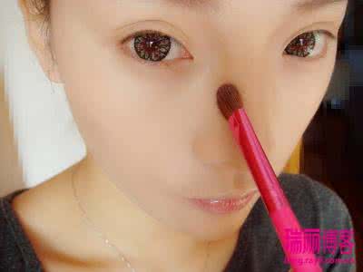 桃花眼妆的画法步骤 粉嫩桃花眼妆的画法 柔美的桃花妆怎么画？妆出粉嫩的你！