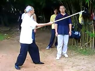 练形意拳的拳师早死 形意拳老拳师王祺先生演练的形意枪术视频