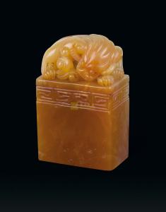 兽皮材质 田黄兽钮章(明) 制印质材较多，金属、石材、木料、牙角等材料被广泛使用，田黄以其肌理细密、色泽湿润而受到特别宝爱。参与评论相关文章最新文章<a href=/wenwu/2006-8-2