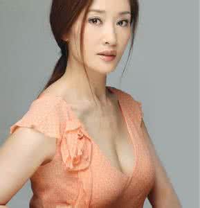 图解睡前五个丰胸动作 拿条毛巾就丰胸,3组丰胸动作,一起涨胸不长肉!