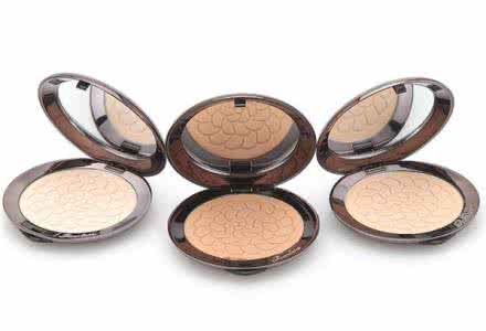 补妆用粉饼还是散粉 散粉是你的灾难还是妆容救星