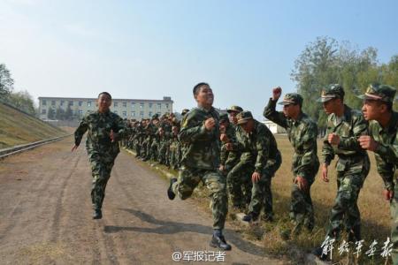 新兵拉练 练新兵排长做什么?