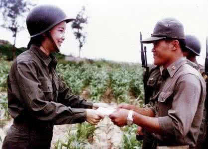 邓丽君金门劳军视频 邓丽君金门劳军罕见照曝光 被献吻的阿兵哥在哪里