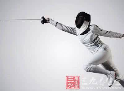 击剑步法 健身运动 击剑的防守还击及步法技巧