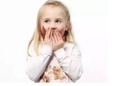 衣服染上颜色怎么办 【992 | 实用】衣服不管染上什么，用这招都能洗掉！