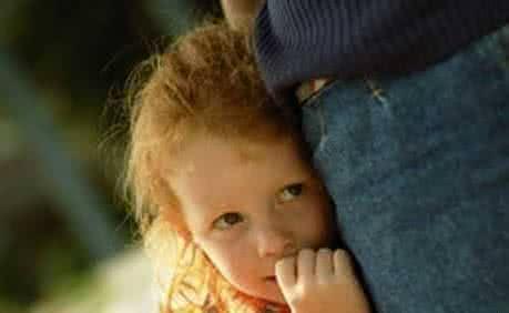 宝宝在家活泼出门胆小 孩子为什么在家是虎出门变猫_孩子胆小的原因和解决方法